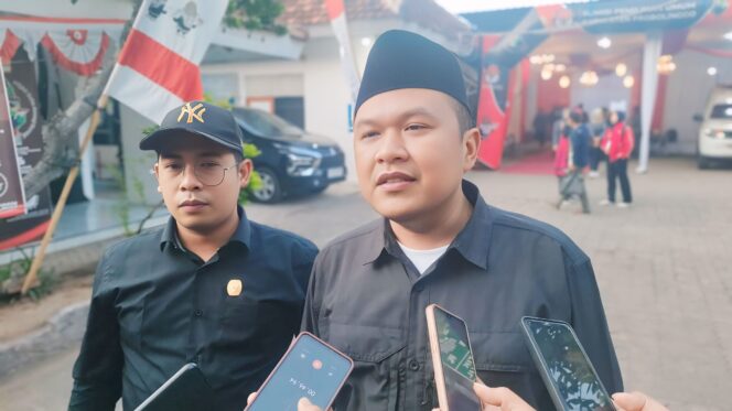 
					Ketua KPU Kabupaten Probolinggo, Aliwafa (berkopiah) saat dimintai keterangan wartawan. (foto: Ali Ya'lu).