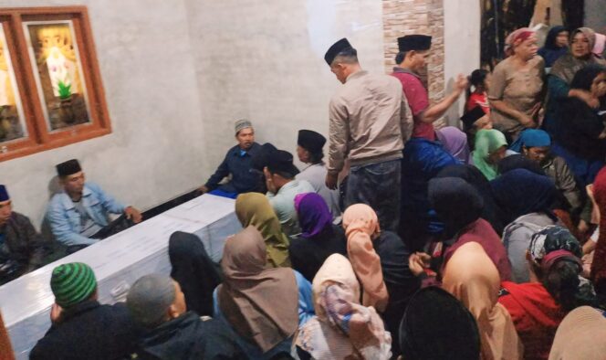 
					DIDEPORTASI: Sejumlah warga bertakziah ke rumah almarhumah Sholeha sesaat setelah jenazahnya tiba di rumah duka, warga Tiris, Probolinggo. (foto: Ali Ya'lu)