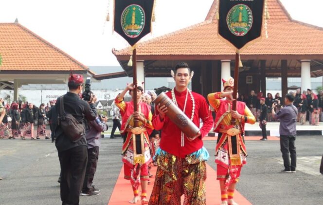 
					Kirab Pataka meriahkan peringatan Hari Jadi ke-339 Kota Pasuruan.
