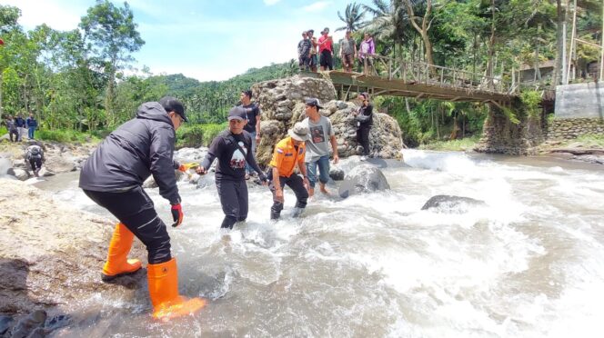 
					NEKAD: Bupati Probolinggo Terpilih, Gus Haris (kenakan boot oranye) saat menyeberangi sungai pasca putusnya jembatan di Dusun Rabunan, Desa Batur, Kec. Gading. (foto: Hafiz Rozani).
