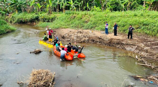 
					SISIR: Tim gabungan saat melakukan penyisiran di DAS Rejoso Pasuruan.