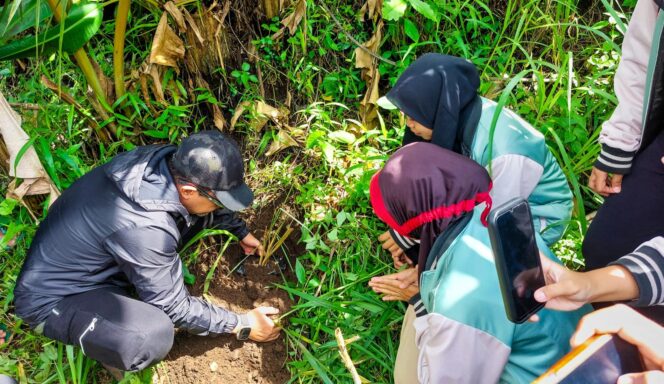 
					TANGGAP BENCANA: Bupati Probolinggo terpilih, Gus Haris, menaman Vetiver Akar Wangi di Desa Betek Taman, Kec. Gading, bersama mahasiswa KKN UNZAH. (foto: Moch. Rochim)

