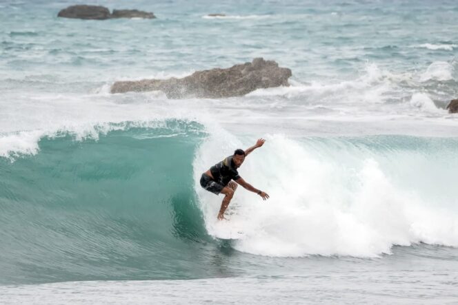 
					Peselancar di Pantai Dampar Lumajang.