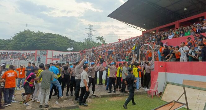 
					RICUH: Suasana kericuhan usai suporter Persekabpas Pasuruan masuk ke lapangan. (foto: Moh. Rois)