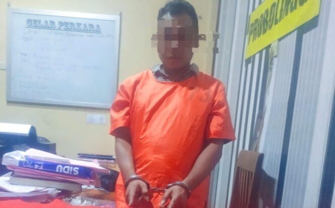 
					PENGEDAR: Perangkat Desa Kedungrejo, Kecamatan Bantaran, Kabupaten Probolinggo, SUP, saat diamakan polisi bersama barang bukti. (foto: istimewa)