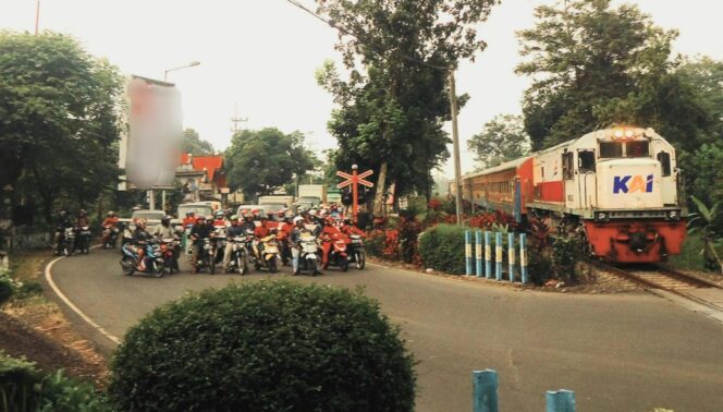 
					RAWAN: Kereta Api sedang melintas membelah jalan raya. (foto: istimewa).