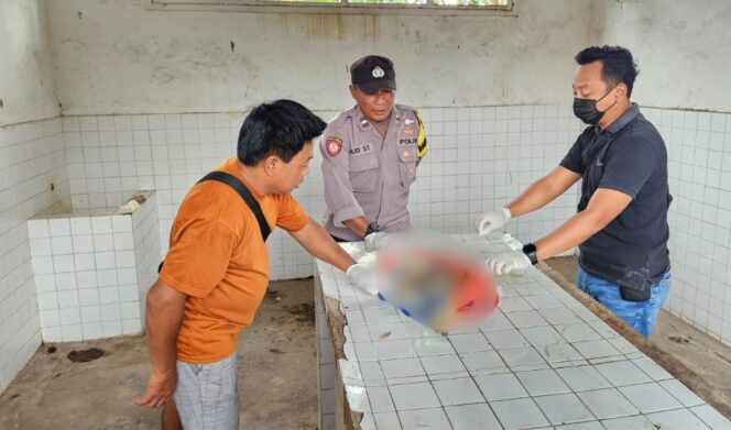 
					IDENTIFIKASI: Aparat kepolisian sedang mengidentifikasi jasad bayi yang ditemukan di Sungai Bondoyudo Jember. (foto: M. Abd. Rozak Mubarok).
