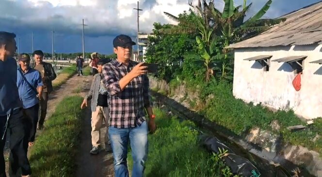 
					SIDAK: Anggota Komisi B DPRD Jember, Candra Ary Fianto, saat melakukan sidak ke tambak udang di Desa Kepanjen, Kecamatan Gumukmas. (foto: tangkapan layar video)
