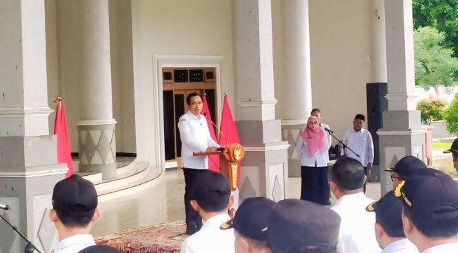 
					PIMPIN APEL: Bupati Jember, Gus Fawait, saat memimpin apel di Gedung Serba Guna Jember. (foto: M. Abd. Rozak Mubarok)
