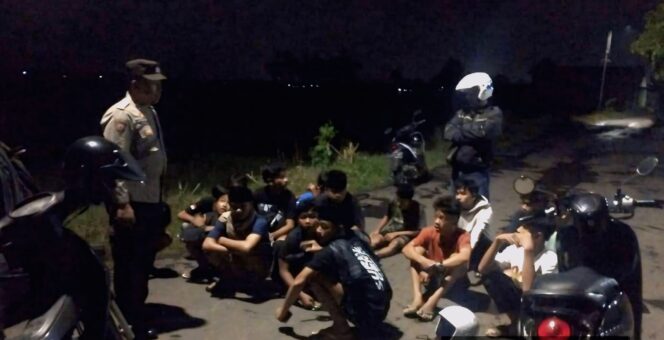 
					TERJARING: Sekelompok remaja diamankan anggota Polsek Kraksaan, Kabupaten Probolinggo, saat hendak balap Onthel. (foto: istimewa)

