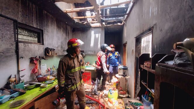 
					LUDES: Petugas Damkar Kota Probolinggo sedang memadamkan api yang membakar rumah Sulis, warga Jalan Cokroaminoto, Kecamatan Kanigaran. (foto: Hafiz Rozani).