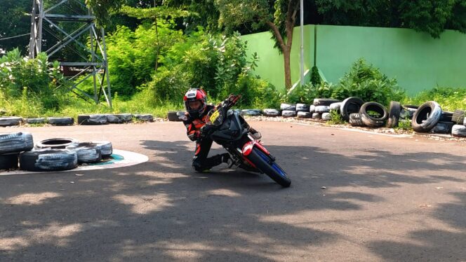 
					ASAH SKILL: Seorang pembalap muda tengah menaklukkan tikungan di sirkuit GOR Kedopok Kota Probolinggo. (foto: Hafiz Rozani).
