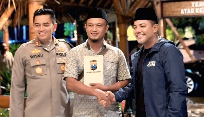 
					DIAPRESIASI: Aipda Andik saat menerima reward dari Kapolres Probolinggo, AKBP Wisnu Wardana dan Bupati Probolinggo, Gus Haris. (foto: Hafiz Rozani).