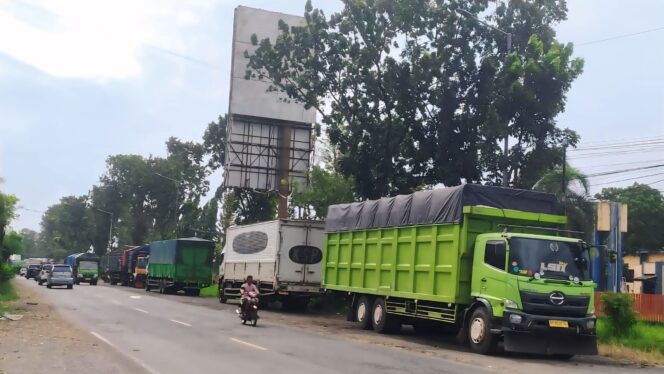 
					Ilustrasi truk pengangkut barang. (foto: M. Abd. Rozak Mubarok).
