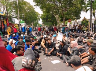 Suasana kembali kondusif, setelah Ketua DPRD kabupaten Lumajang, Oktafiani menemui para mahasiswa.