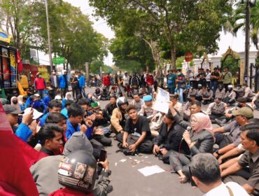 Suasana kembali kondusif, setelah Ketua DPRD kabupaten Lumajang, Oktafiani menemui para mahasiswa.
