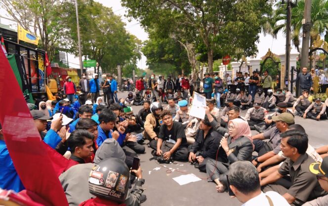
					Suasana kembali kondusif, setelah Ketua DPRD kabupaten Lumajang, Oktafiani menemui para mahasiswa.