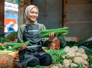 TRADISIONAL: Ilustrasi penjual sayur tradisional yang menjual dagangannya. (Foto: Freepik.com) 