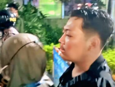 DIPUKULI: Rama Indra, wartawan Beritajatim.com yang jadi korban kekerasan saat meliput demo Tolak UU TNI di Surabaya. (foto: Istimewa)