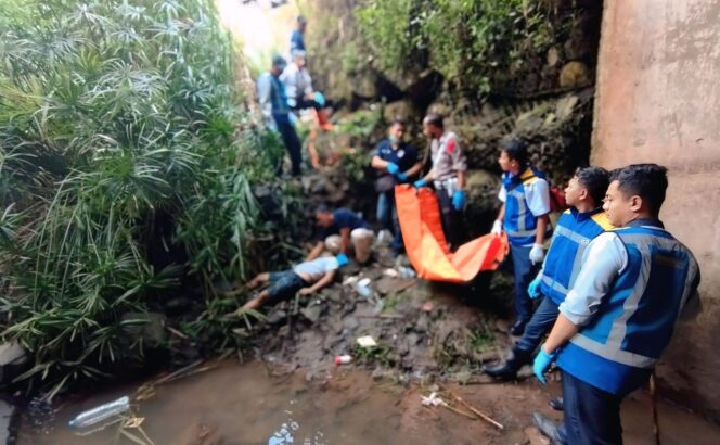 
					Petugas mengevakuasi jasad Abdul Hufron yang jatuh ke sungai di Tol Km 56, Pandaan.
