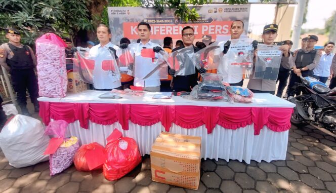 
					PANEN TSK: Kasatreskrim Polres Probolinggo Kota, Iptu Zainal Arifin, beserta jajarannya saat menunjukkan barang bukti hasil Operasi Pekat Semeru 2025. (foto: Hafiz Rozani).
