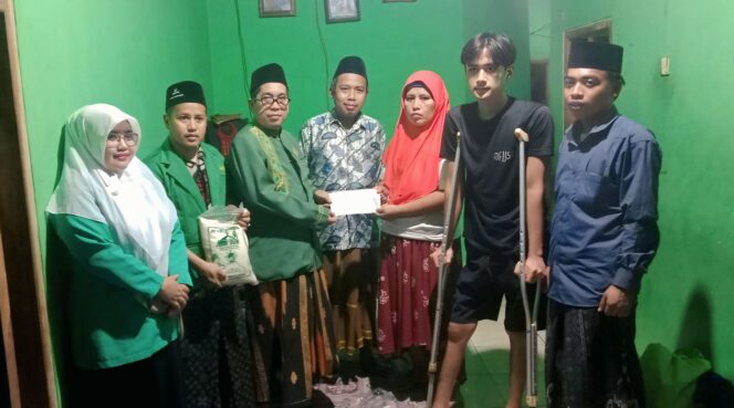 
					PEDULI: MWCNU Besuk bersama Ansor dan Fatayat saat memberikan bantuan berupa sembako dan dana pengobatan kepada keluarga Heri. (foto: istimewa).
