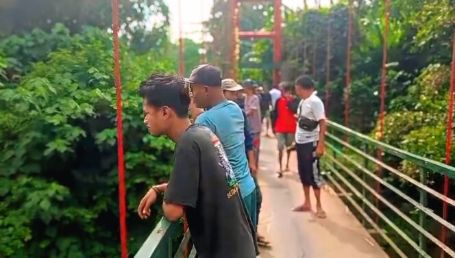 
					HILANG: Warga sedang melakukan pencarian dua remaja yang hilang di aliran Sungai Bedadung Jember. (foto: tangkapan layar video). 
