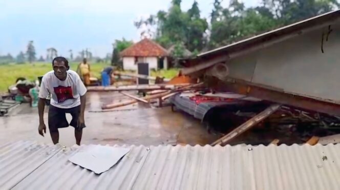 
					Tangkapan layar video rumah milik Ripu'i, yang rata dengan tanah pasca disapu angin puting beliung.