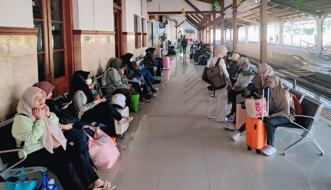 
					MEMBLUDAK: Kondisi keramaian penumpang saat arus mudik Lebaran 2025 di Stasiun Jember (foto: Humas KAI Daop 9 Jember).