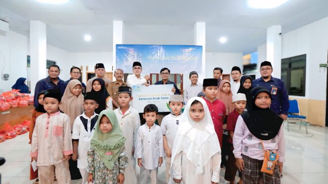 
					Foto Bersama penyerahan bantuan Ramadan Berkah kepada Masyarakat Desa Banyuglugur
