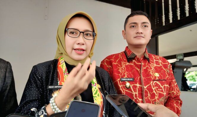 
					Bupati dan Wakil Bupati Lumajang saat dimintai keterangan soal Sekolah Rakyat.