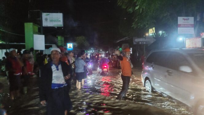
					TERHAMBAT: Suasana banjir di depan Mapolsek Krejengan atau Jalan Raya Krejengan - Gading. (foto: Ali Ya'lu).
