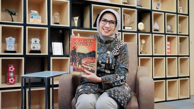 
					Bupati Lumajang dan buku Sejarah Koperasi Indonesia.