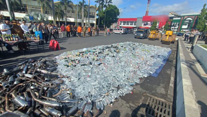 
					DIHANCURKAN: Pemusnahan ribuan botol miras ilegal di depan gedung Pemerintah Kabupaten (Pemkab) Jember. (foto: M. Abd. Rozak Mubarok).
