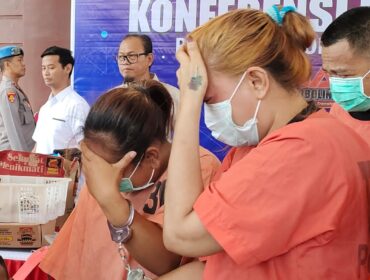 PENGEDAR: DAH (kiri) dan LIK (kanan) menutupi wajah dengan tangannya saat dihadirkan dalam rilis di Polres Probolinggo. (foto: Ali Ya'lu)
