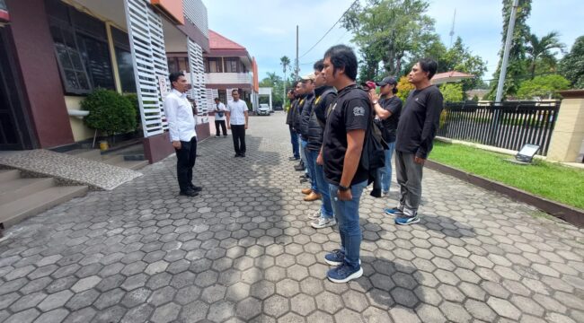 SIAGA: Kasatreskrim Polres Probolinggo Kota, Iptu Zainal Arifin (berbaju putih) memberikan arahan kepada tim opsnal tertutup. (foto: Hafiz Rozani).