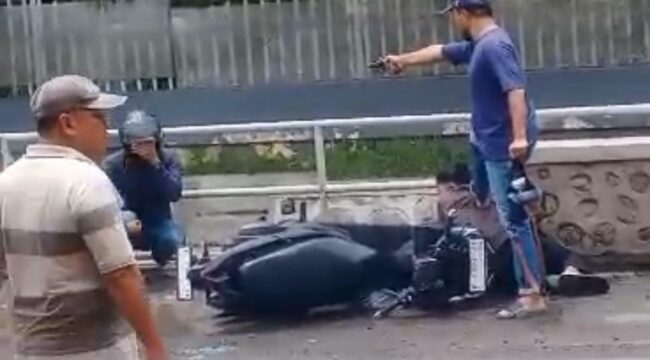  Tangkapan layar video saat polisi mengamankan dua terduga pelaku pembegalan di Gending, Probolinggo, Sabtu (22/3/25) siang. 