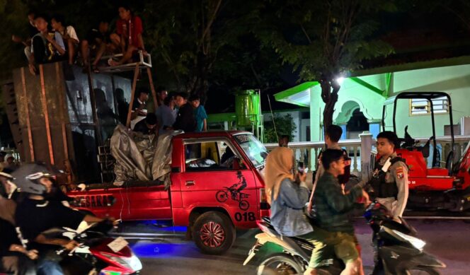 
					PENERTIBAN: Anggota Polres Probolinggo Kota saat memberi imbauan kepada warga yang menggunakan sound horeg. (foto: istimewa)
