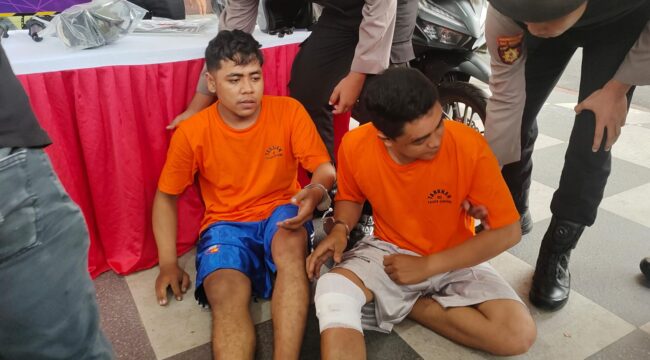 SPESIALIS: Kedua pelaku begal saat dihadirkan dalam rilis di Mapolres Probolinggo. (foto: Ali Ya'lu)
