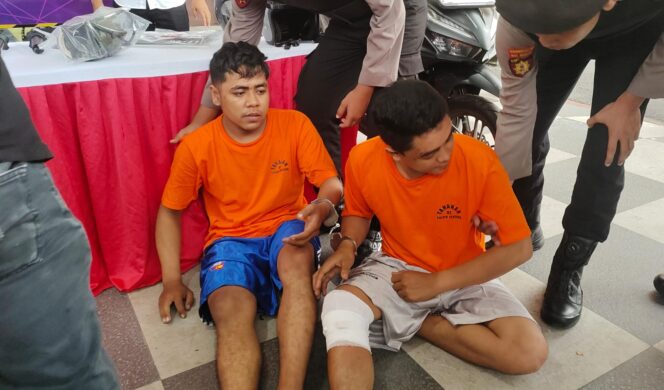 
					SPESIALIS: Kedua pelaku begal saat dihadirkan dalam rilis di Mapolres Probolinggo. (foto: Ali Ya'lu)

