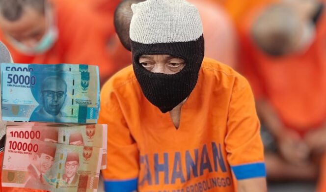 
					TERSANGKA: Pengedar uang palsu, Achmad Zubaidi, mengenakan baju tahanan usai ditangkap anggota Polres Probolinggo. (foto: Ali Ya'lu).