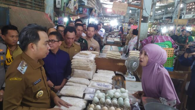 
					SIDAK: Bupati Jember, Gus Fawait saat melakukan sidak di Pasar Tanjung, Jember. (foto: M. Abd. Rozak Mubarok).