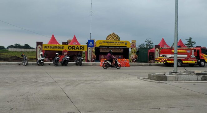 
					DIDIRIKAN: Suasana lalu lintas di depan pos pengamanan di exit tol Kraksaan, Kabupaten Probolinggo. (foto: Ali Ya'lu).
