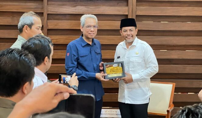 
					DISKUSI: Bupati Probolinggo, Gus Haris (baju putih) dan Dirjen KSDAE KLHK RI, Satyawan Pudyatmoko, bertemu untuk membahas rencana penutupan Bromo. (foto: Istimewa).