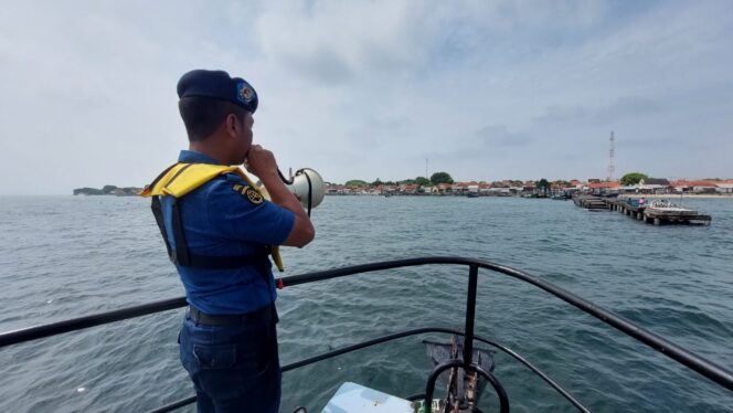 
					DIPERKETAT: Aparat gabungan sedang melaksanakan patroli laut di perairan utara Probolinggo. (foto: Hafiz Rozani).
