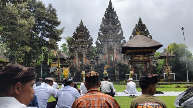 
					Upacara Tawur Agung Kesanga digelar di Pura Mandhara Giri Semeru Agung, Lumajang. 