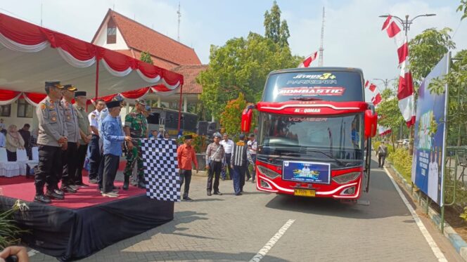 
					Wakil Bupati Pasuruan, Shobih Asrori melepas keberangkatan ratusan warga dalam program mudik gratis Pemkab Pasuruan.