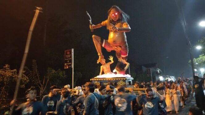 
					Arak-arakan ogoh-ogoh menyambut Hari Raya Nyepi.