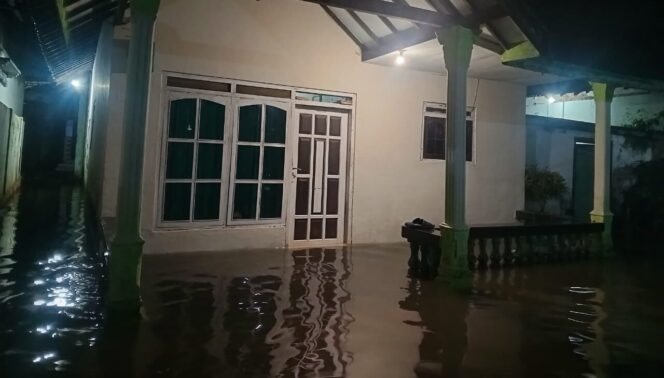 
					Banjir merendam daerah Winongan, Kabupaten Pasuruan. 