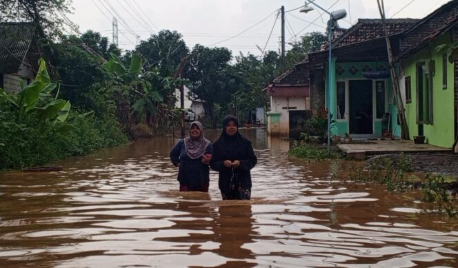 
					TERENDAM: Kondisi banjir di salah satu kawasan terdampak paling parah di Desa Bandaran, Kecamatan Winongan, Kab. Pasuruan. (foto: Moh. Rois)